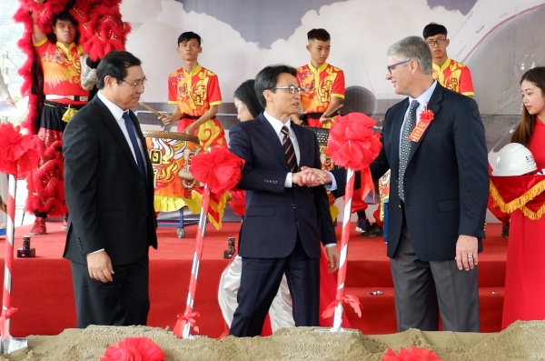 Phó Thủ tướng Chính phủ Vũ Đức Đam và Chủ tịch UBND thành phố Huỳnh Đức Thơ chúc mừng nhà đầu tư tại lễ khởi công dự án Nhà máy sản xuất linh kiện hàng không vũ trụ Sunshine