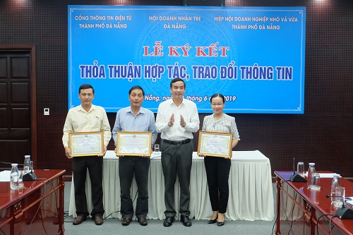 Phó Chủ tịch Lê Trung Chinh trao bằng khen cho 3 đơn vị tổ chức hoạt động Trang thông tin điện tử đạt hiệu quả cao: Sở Lao động Thương binh và Xã hội, Sở Nông nghiệp và Phát triển Nông thôn, Sở Thông tin và Truyền thông